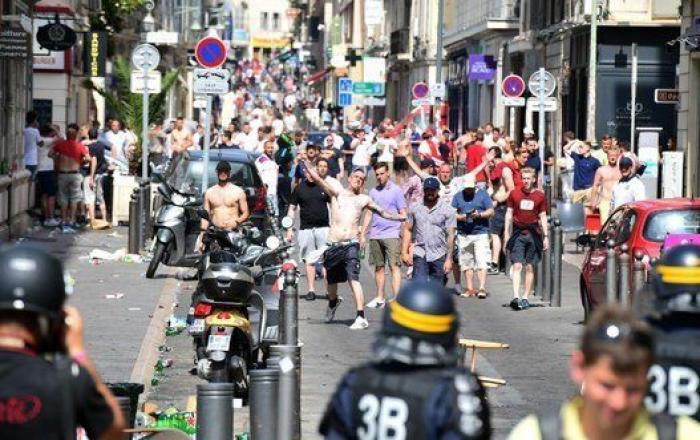 Vergüenza europea: 'hooligans' ingleses humillan a unos niños en Lille mientras la violencia va a más