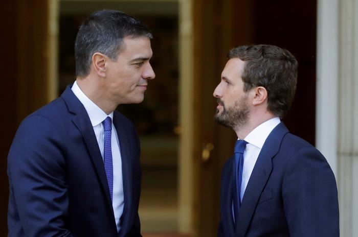 Sánchez trasmite a Casado que no descarta "ningún escenario" en Cataluña