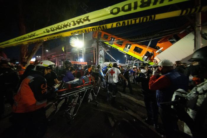 Al menos 15 muertos y 70 heridos al hundirse una vía elevada de metro en Ciudad de México