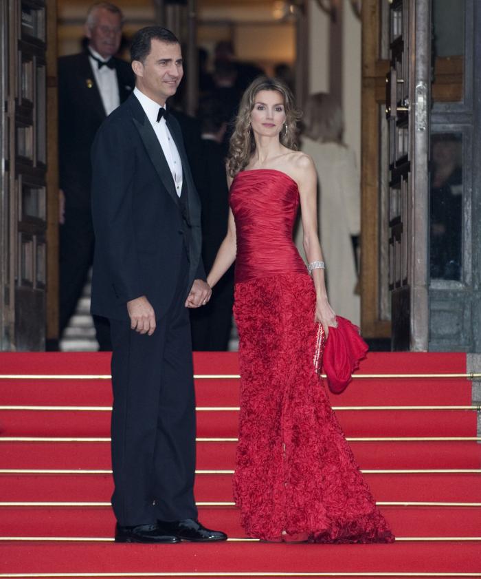 Letizia, con un vestido de gala de H&M, es la perfecta invitada en Suecia