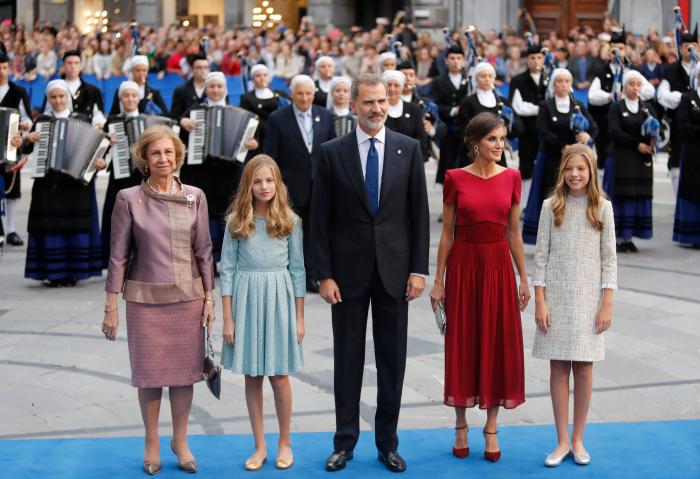 La comentada escena de Letizia en la ofrenda al Apóstol Santiago: lo hacen todos menos ella