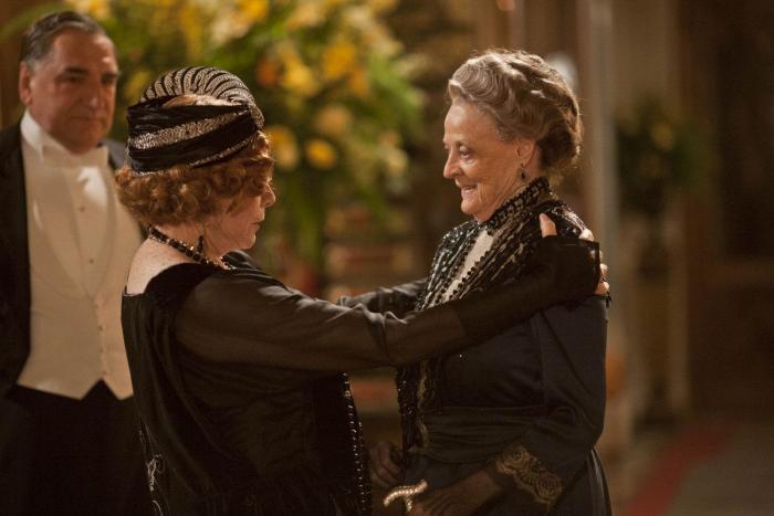 Los actores de 'Downton Abbey' se ríen del gazapo de la botella de agua