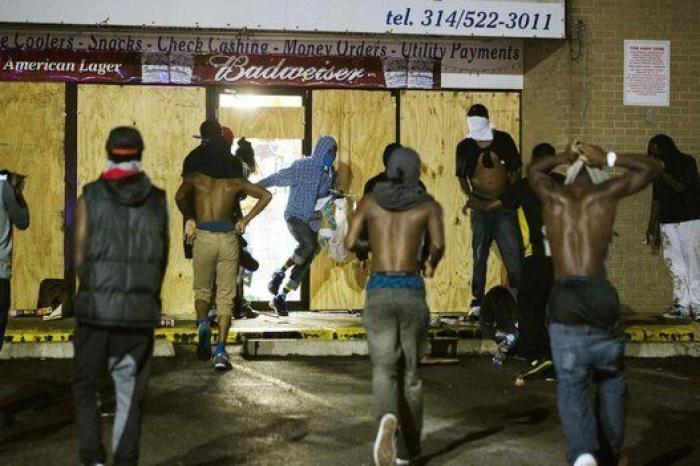 Libre sin cargos el policía que mató al joven negro en Ferguson (EEUU)
