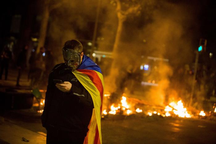 Radicales muy jóvenes convierten el centro de Barcelona en un laberinto de barricadas y fuego