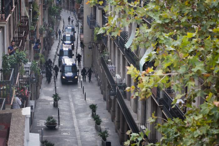 Radicales muy jóvenes convierten el centro de Barcelona en un laberinto de barricadas y fuego