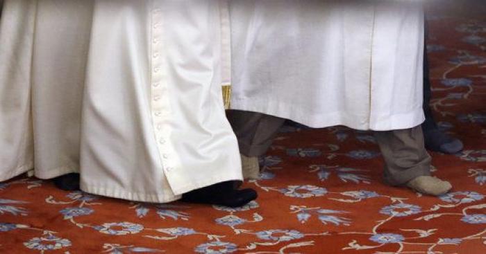 El papa reza en la Mezquita Azul de Estambul (FOTOS)