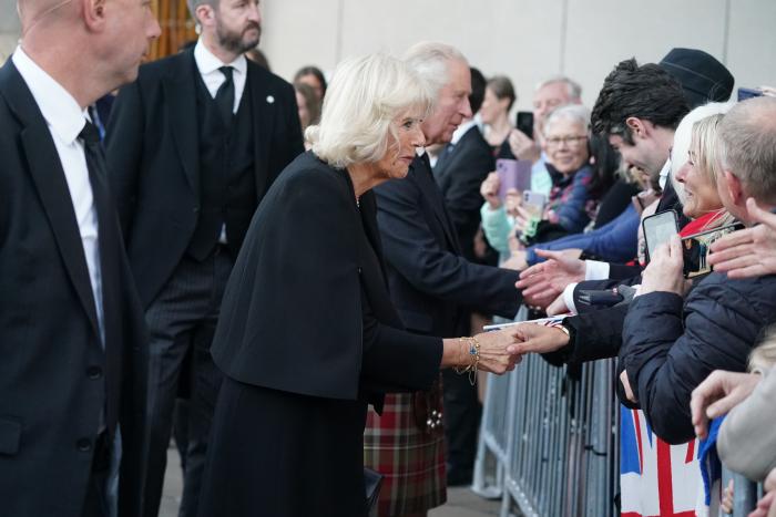 El féretro de Isabel II llega al palacio de Buckingham entre aplausos y vítores