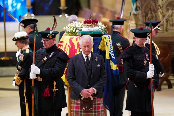 Escocia se despide de Isabel II y Carlos III agradece el "verdadero afecto" hacia su madre