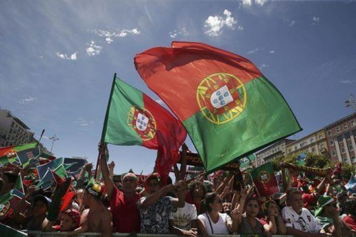 Banderas ondeando el cielo de Lisboa entre otras fotos del día