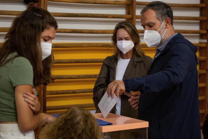 Vox consigue entrar en el Parlamento de Euskadi, pero no puede con el PP de Feijóo