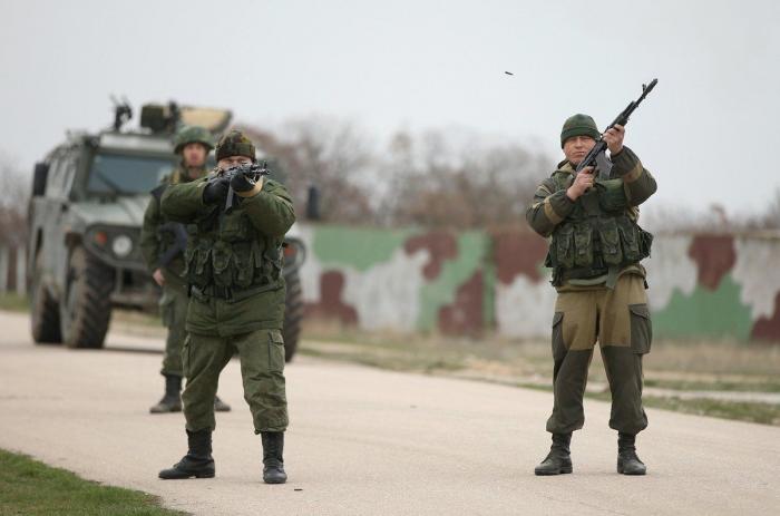 Tensión en Crimea: Soldados rusos reciben con disparos al aire a militares ucranianos