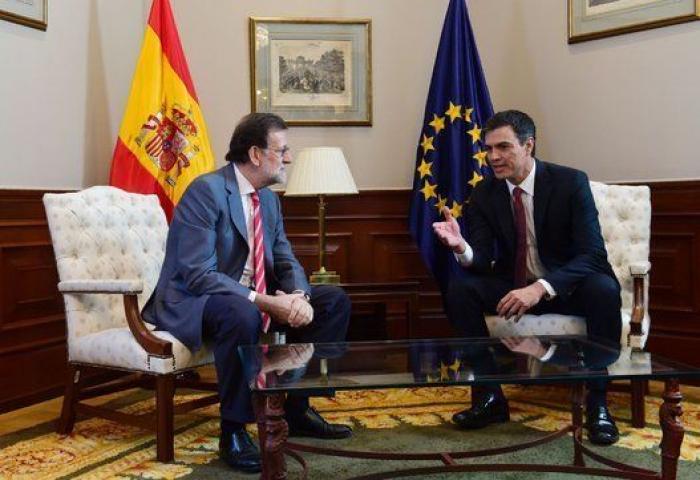 Sánchez comunica a Rajoy que "a día de hoy" votará en contra de su investidura