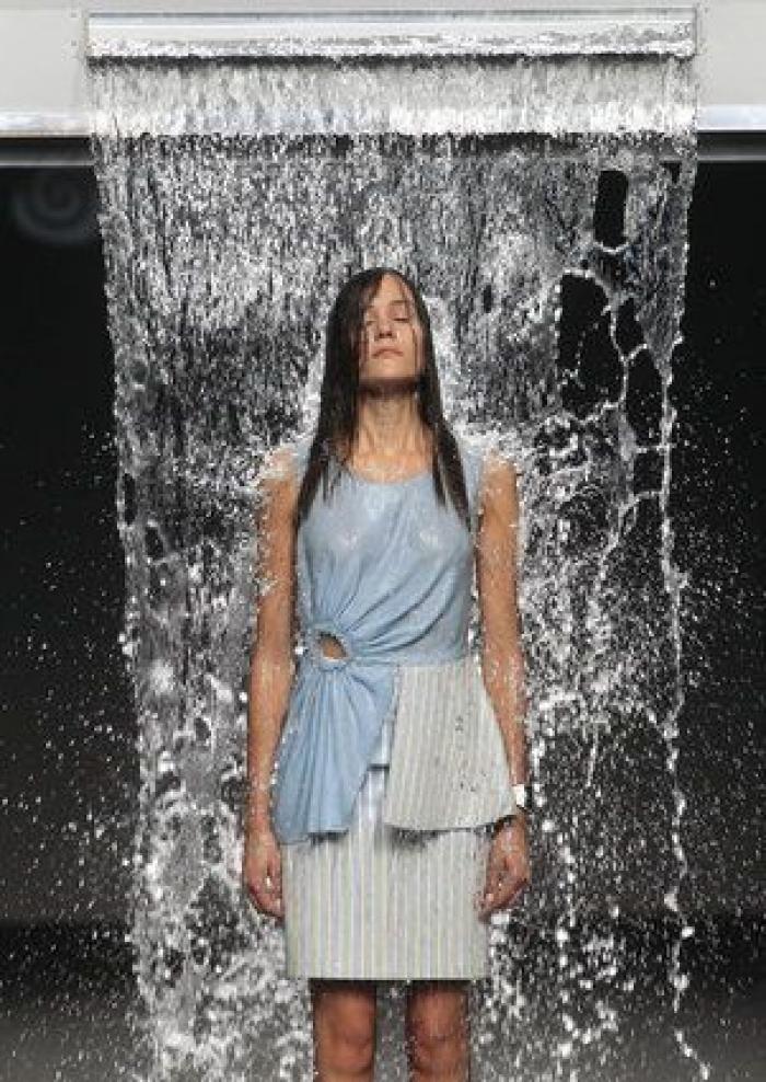 Vestidos que cambian de color con el agua: la propuesta de Pepa Salazar en el Samsung EGO de la 60ª MBFWMadrid (FOTOS)