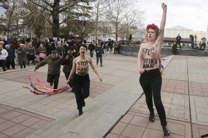 Los gritos contra las Femen en Crimea: "¡Prostitutas!" (FOTOS)