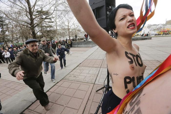 Los gritos contra las Femen en Crimea: "¡Prostitutas!" (FOTOS)