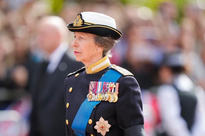 Por qué el príncipe Harry y el príncipe Andrés no llevaban uniforme militar