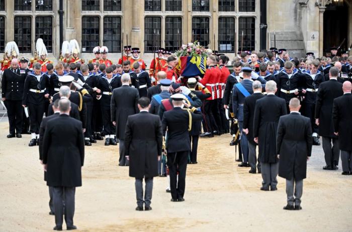 El tremendo momento 'tierra trágame' de una invitada al funeral de Isabel II
