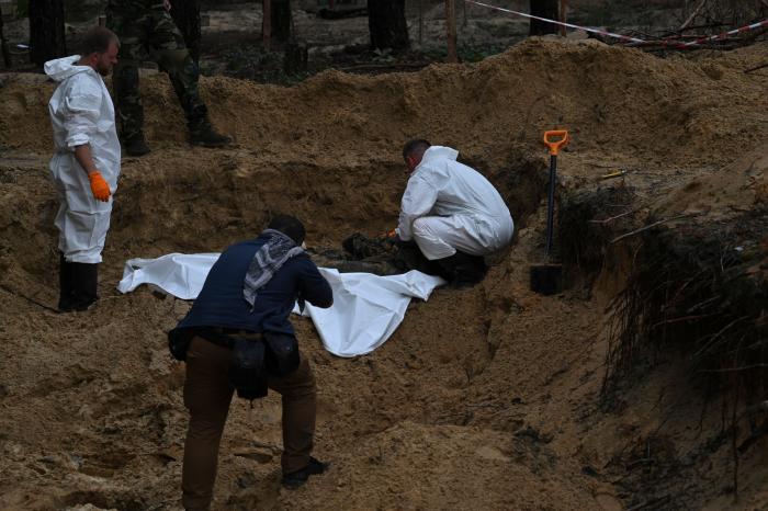 Ucrania denuncia el hallazgo de más de 400 tumbas y diez cámaras de tortura en la zona liberada