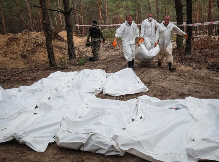 Decenas de torturados y "genitales amputados": lo que revelan los 436 cuerpos exhumados en la fosa de Izium