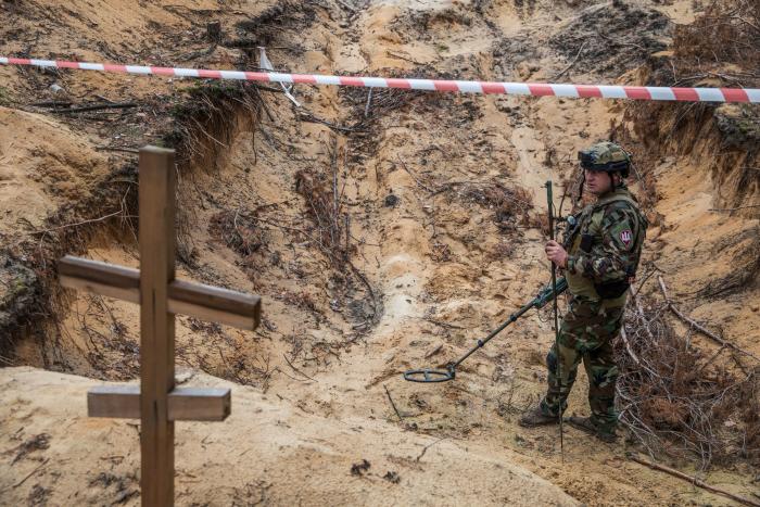 Decenas de torturados y "genitales amputados": lo que revelan los 436 cuerpos exhumados en la fosa de Izium