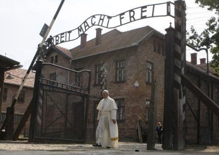 El papa dice que los políticos que se enfurecen contra los homosexuales, los judíos y los gitanos le recuerdan a Hitler
