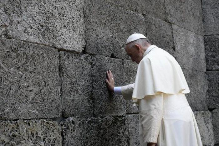El papa dice que los políticos que se enfurecen contra los homosexuales, los judíos y los gitanos le recuerdan a Hitler