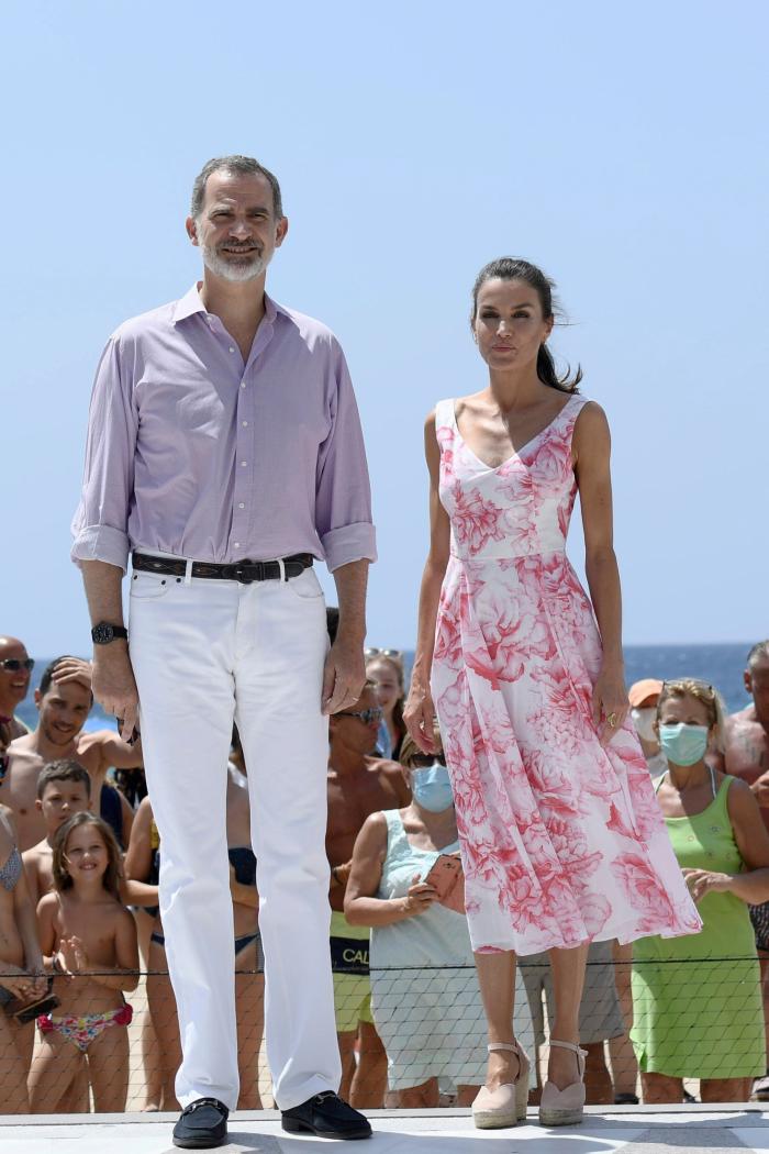 Indignación por lo que se ve en esta imagen de los reyes Felipe y Letizia en Benidorm: salta a la vista