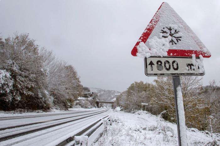 La borrasca Arwen tiñe de blanco el norte peninsular y causa problemas en más de 140 carreteras