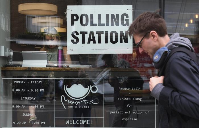 Cierran los colegios electorales en Reino Unido