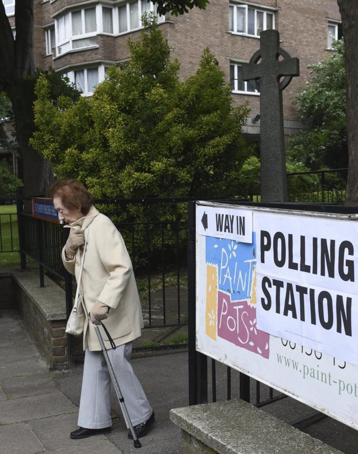 Cierran los colegios electorales en Reino Unido