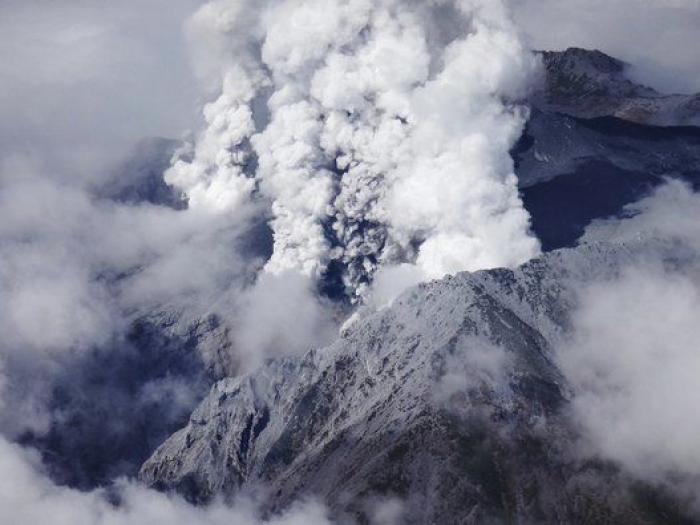 Las imágenes de la erupción del volcán japonés que ha causado 30 heridos graves