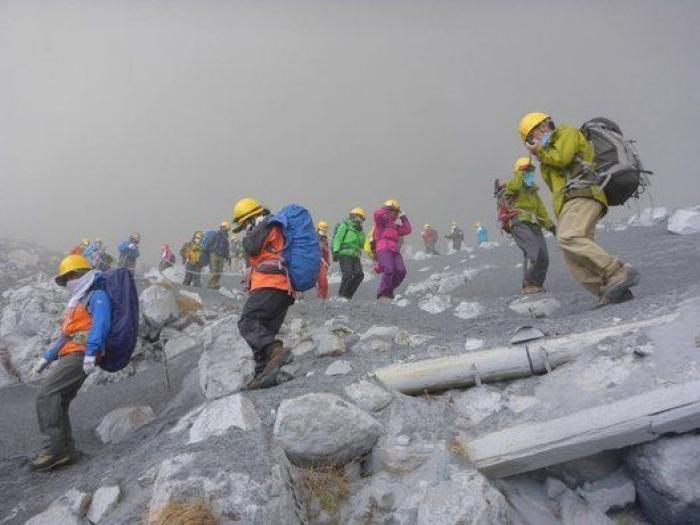 Las imágenes de la erupción del volcán japonés que ha causado 30 heridos graves