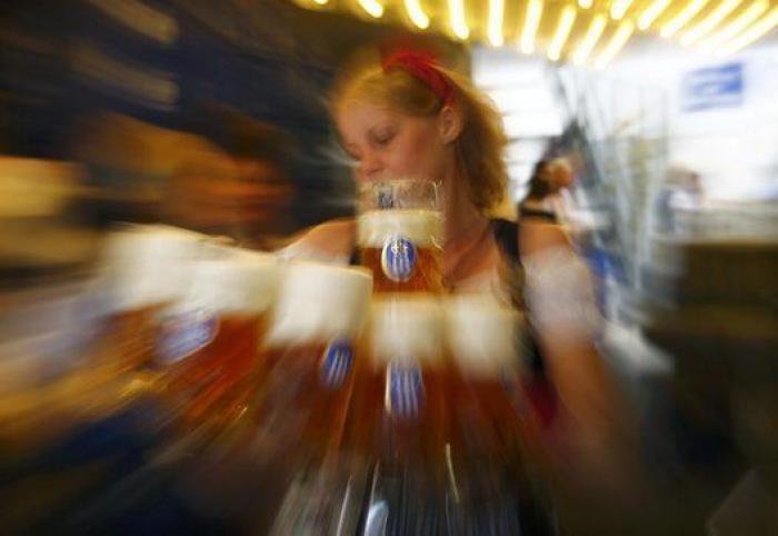 Un camarero evita que una mujer fuera drogada cambiando su bebida sin darse cuenta