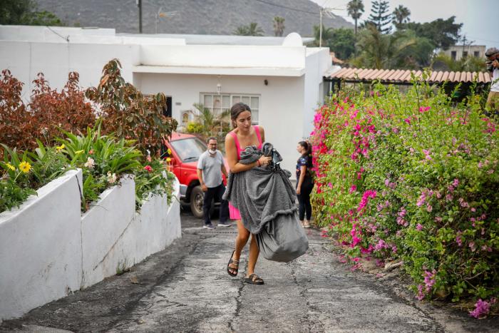Los Reyes se reúnen con vecinos desalojados por la erupción en La Palma