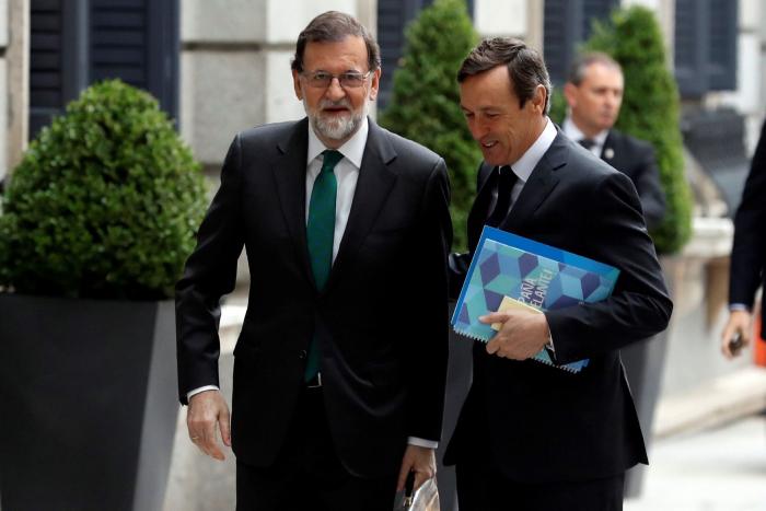 Unos 80 altos cargos del Gobierno de Rajoy reciben permiso para trabajar en el sector privado