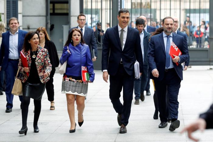 Sánchez se compromete a mantener los presupuestos del PP y exige a Rajoy que dimita