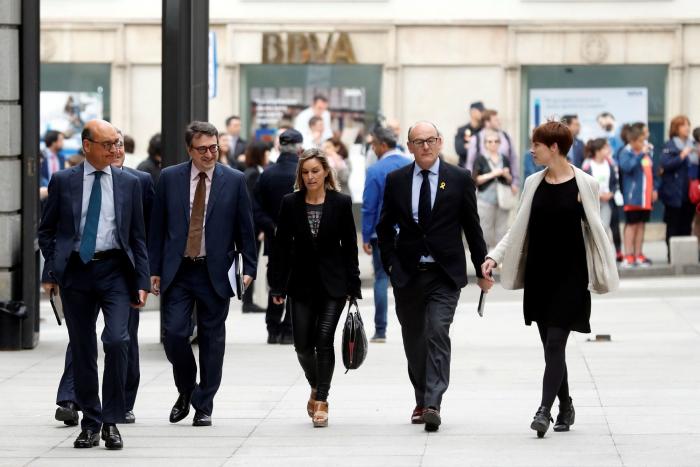 Sánchez se compromete a mantener los presupuestos del PP y exige a Rajoy que dimita