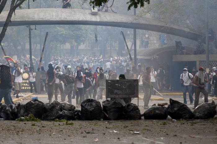 Maduro anuncia la detención de tres generales que "pretendían sublevarse"