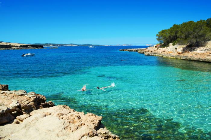 Prohíben el baño en una treintena de playas catalanas por el estado del mar