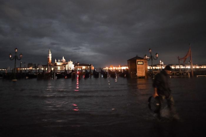 Dos tercios de Venecia bajo las aguas en la peor semana de crecidas en 150 años