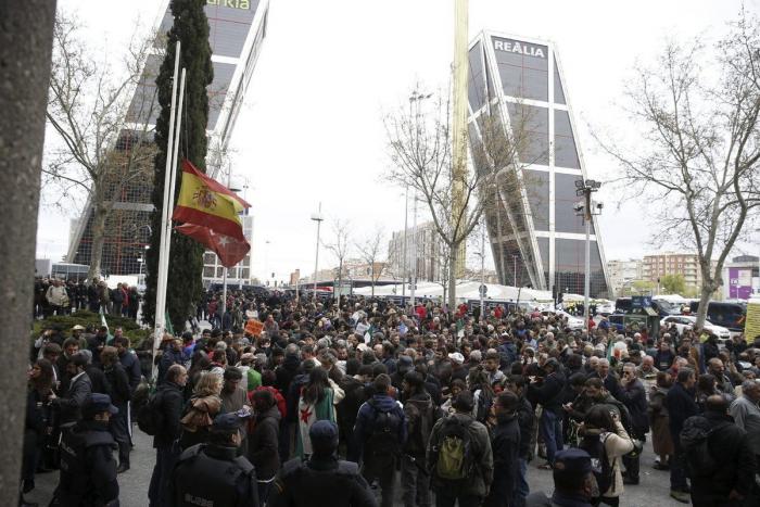 Más de 200 personas se concentran en Plaza de Castilla para pedir la libertad de los detenidos el 22M