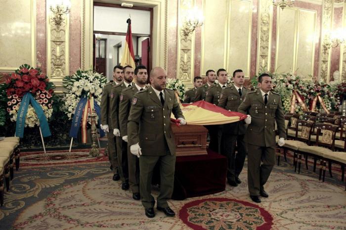 El cuerpo de Adolfo Suárez deja el Congreso tras ser visitado por más de 30.000 personas