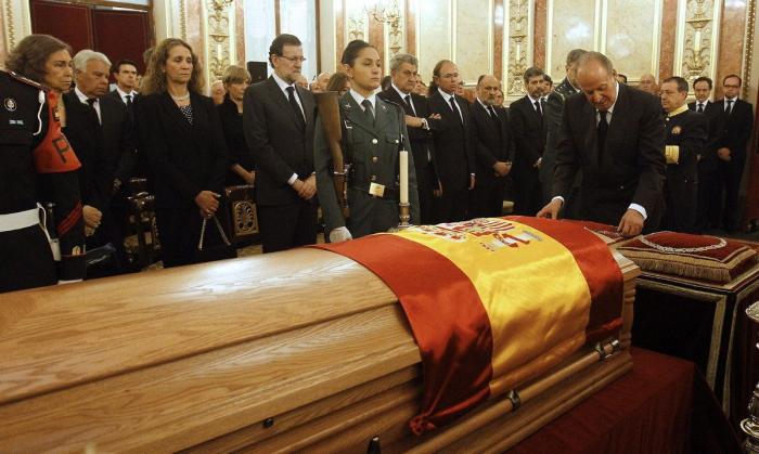 El cuerpo de Adolfo Suárez deja el Congreso tras ser visitado por más de 30.000 personas