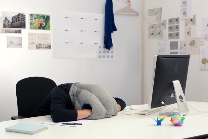 Almohadas raras para dormir durante los viajes o en la mesa de trabajo (FOTOS, VÍDEOS)