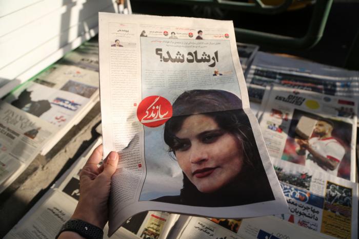 Cientos de iraníes rememoran a Amini en su tumba en el fin del luto por su muerte