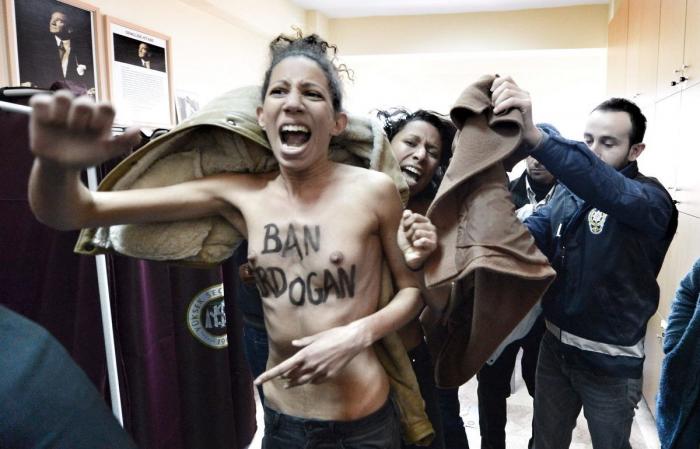 Las Femen protestan durante las municipales turcas: "Prohibid a Erdogan" (VÍDEO, FOTOS)