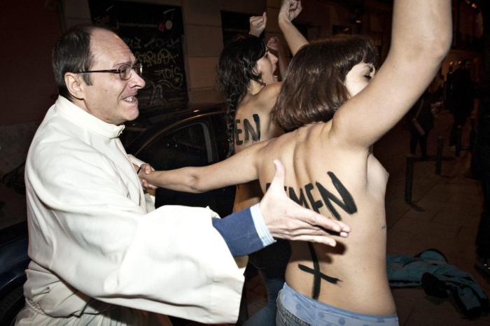 Dos activistas de Femen, desalojadas a patadas de una convención musulmana en Francia