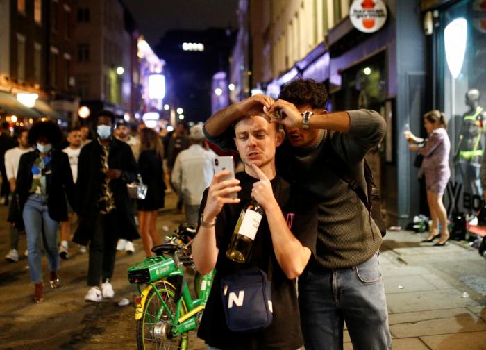 Ni mascarillas ni distancia de seguridad: así ha sido la primera noche de bares abiertos en Reino Unido