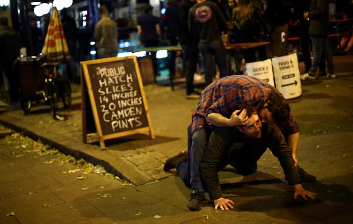 Ni mascarillas ni distancia de seguridad: así ha sido la primera noche de bares abiertos en Reino Unido