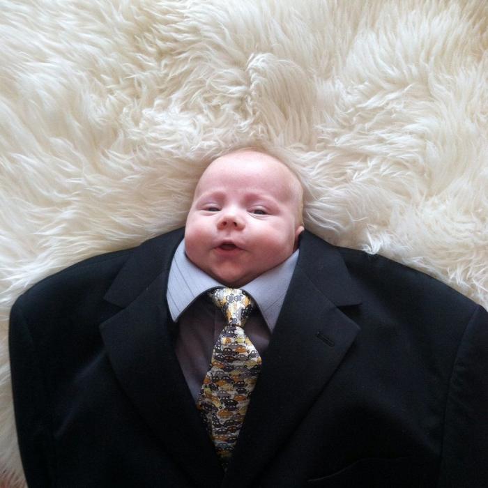 chocar Rubicundo Decaer Baby Suiting': la moda de vestir bebés con trajes de adultos para subir sus  fotos